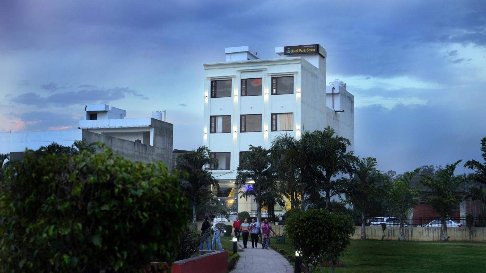 Hotel Park Street Pathānkot Dış mekan fotoğraf